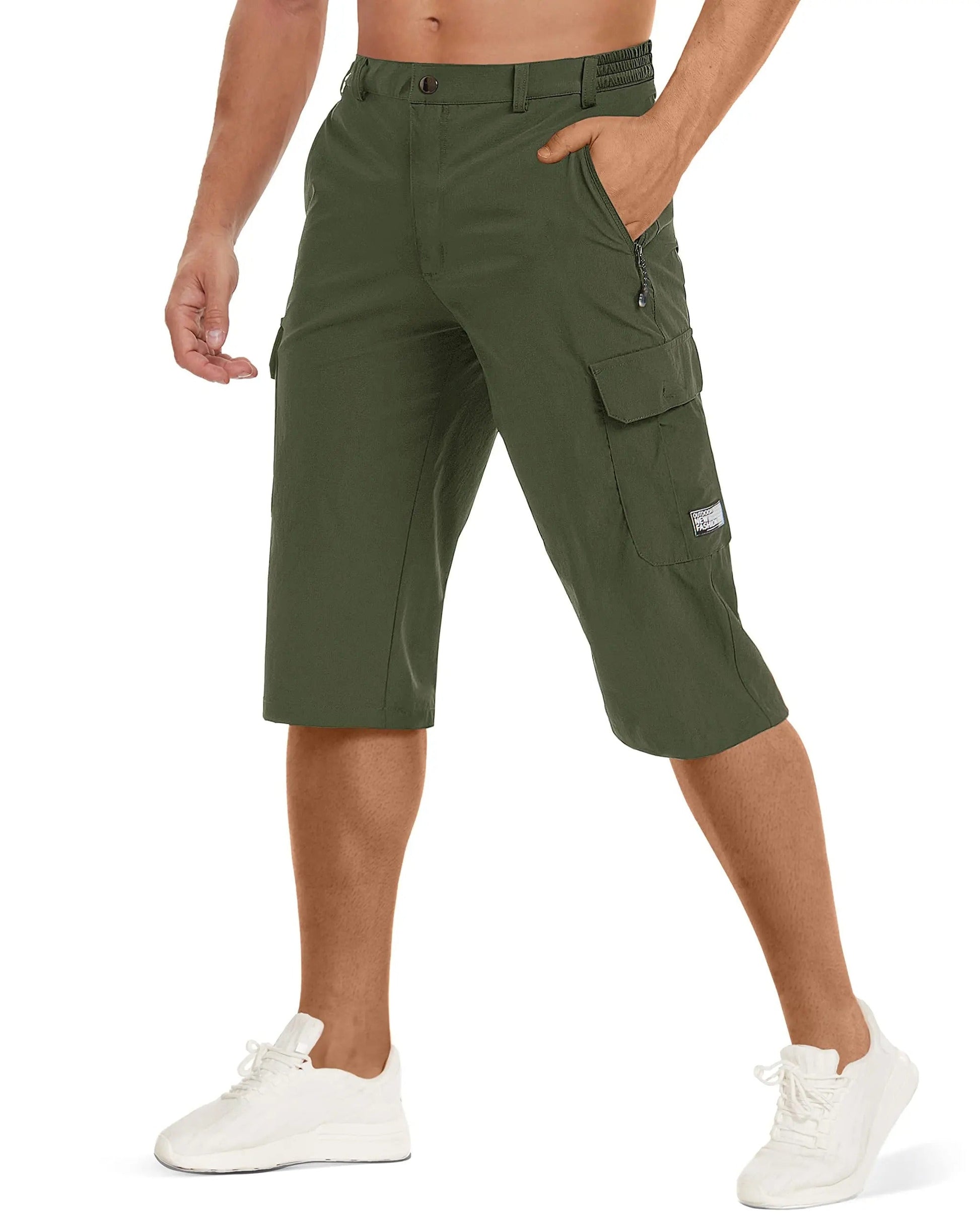 Kurze Herrenhose mit sichtbaren Taschen